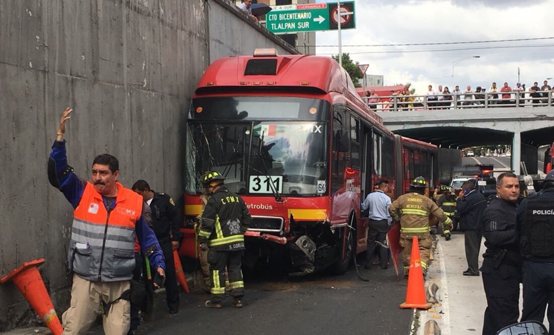 La circulación en el carril se paralizó mientras bomberos y policías de Tránsito liberaban el tránsito. Foto: Especial