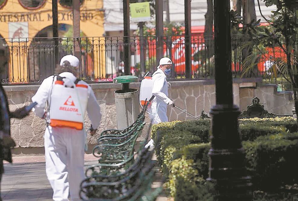 Preve nción. En Coyoacán, personal de la alcaldía realiza la sanitización de espacios públicos. Foto: ESPECIAL