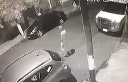 Captan a sujeto desnudo acosando a niña en la calle