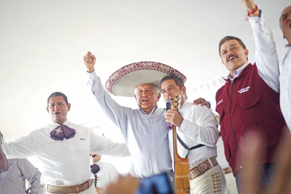 En Jalisco, tierra del mariachi, Andrés Manuel López Obrador se puso el sombrero de charro y, acompañado de un mariachi, entonó algunas estrofas de la canción México lindo y querido (VALENTE ROSAS. EL UNIVERSAL)