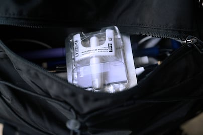 Caminito de la escuela... jóvenes cargan con calculadora, cuadernos y el antídoto ante crisis de fentanilo en EU