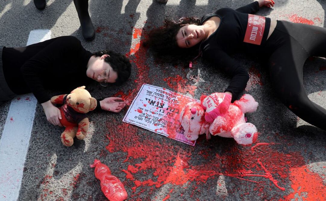 Varias mujeres bloquean el acceso a la ciudad durante una manifestación en contra de la violencia machista en Jerusalén (Foto: EFE)