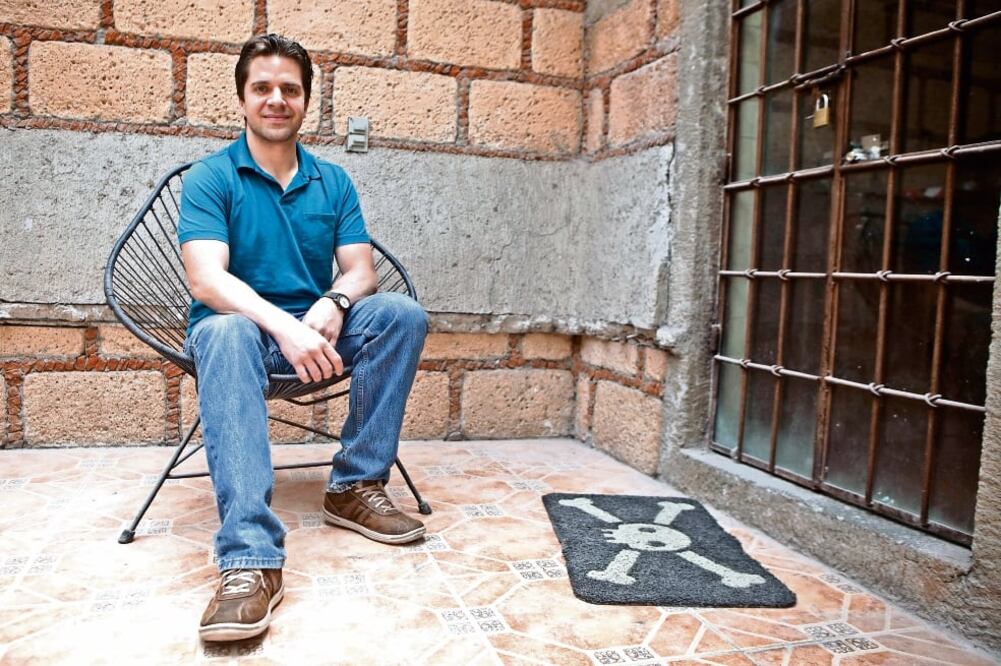 Durante el tiempo que Gustavo permaneció en el Reclusorio Oriente tomó nota de sus vivencias para posteriormente plasmarlas en un libro, en el que denuncia la situación de hacinamiento, violencia y corrupción  (CRISTOPHER ROGEL BLANQUET. EL UNIVERSAL)