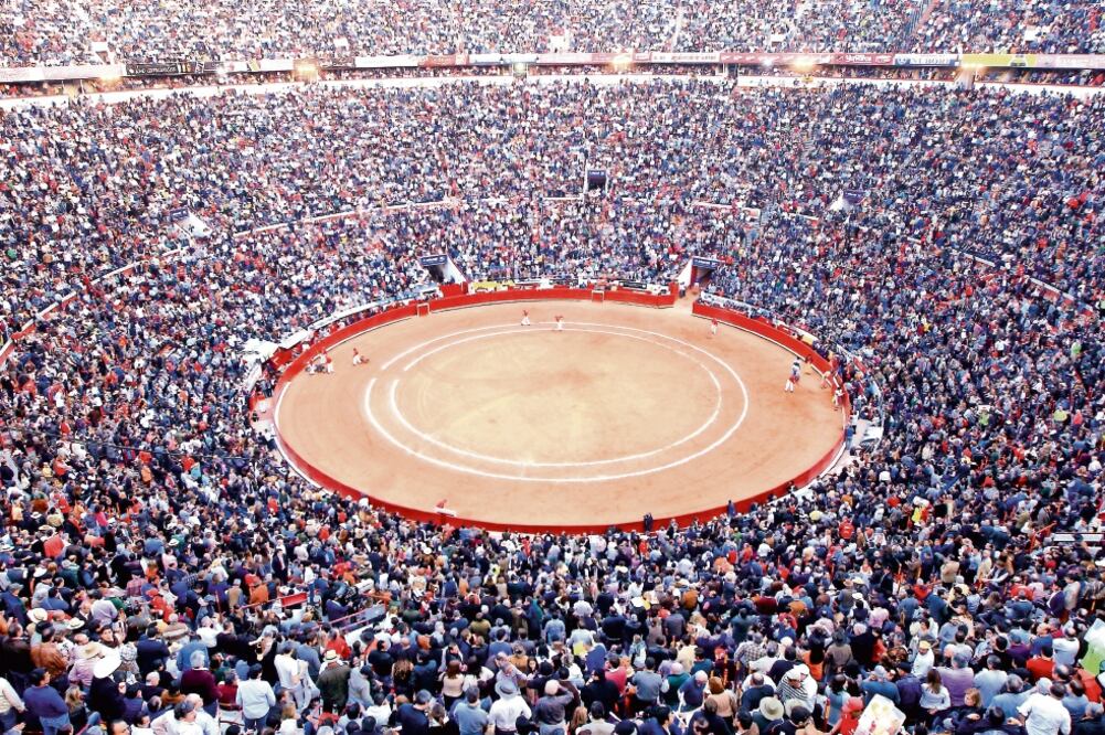 La histórica Plaza de Toros México, ahora con nuevas butacas y dirigida por otra empresa, inicia las actividades 2016-2017 con un atractivo cartel. (FOTO: MARIO GUZMÁN. EFE)