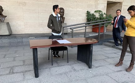 Protesta diputado de Morena por despido de su secretaria