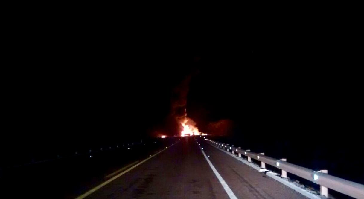 Debido al fuego y a la magnitud de la colisión, quedó cerrada por completo la autopista en ambos sentidos (Carlos Arrieta. EL UNIVERSAL)