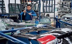 México insiste a EU reducir arancel de 25% a autos; Ebrard presenta estudio