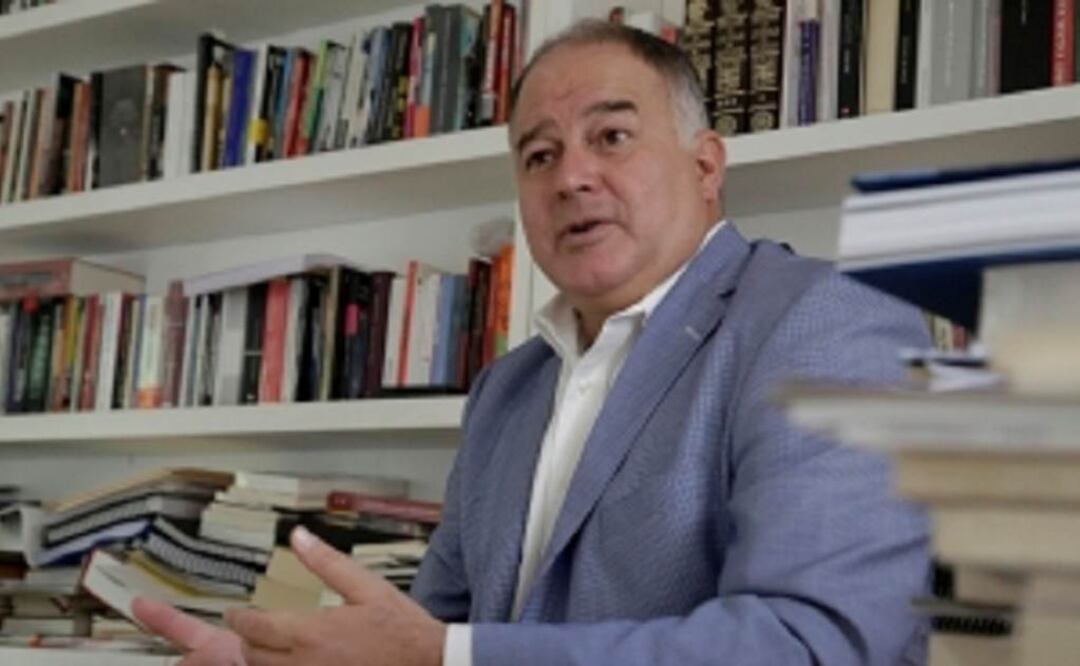 Para realizar el libro, el escritor bajó al subsuelo y subió a cúpulas de iglesias, como querían los cronistas que él admira. Foto:Alejandra Leyva/EL UNIVERSAL