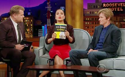 Salma Hayek recomienda libro a Donald Trump