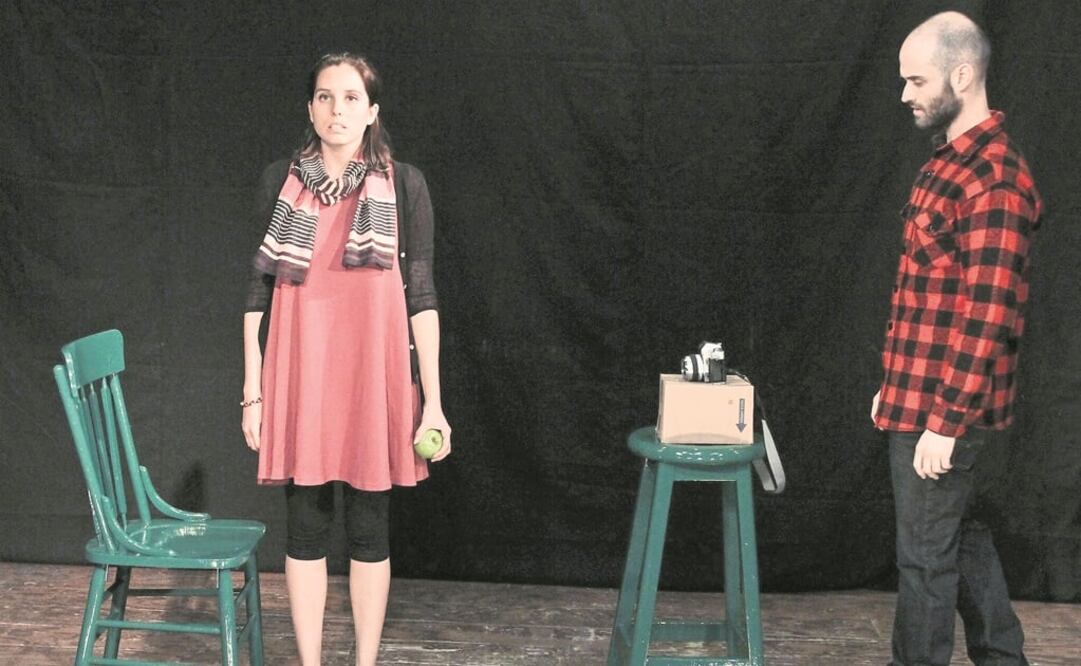 Los protagonistas establecen una relación inusual a través de la tecnología. ()