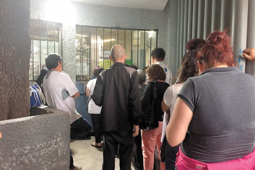 Desabasto de medicamentos y saturación de derechohabientes registra el Hospital General Dr. Darío Fernández Fierro del ISSSTE, además de otras carencias como falta de gasolina para ambulancias, denuncian trabajadores y pacientes. Foto: PERLA MIRANDA.