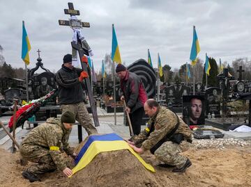 Tumbas colectivas, el último destino "apresurado" de civiles y soldados en Ucrania