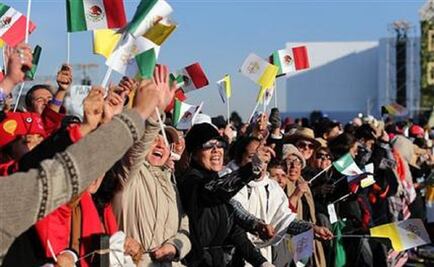 Mexicans cheer as refreshed Pope heads for mass