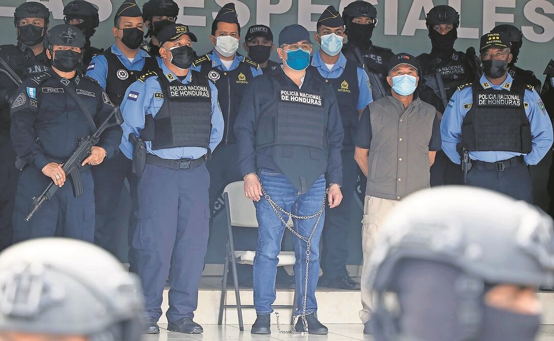 El expresidente hondureño Juan Orlando Hernández, al centro y encadenado, en la Jefatura de Policía de Tegucigalpa, Honduras, el 15 de febrero pasado. Foto: ARCHIVO AP