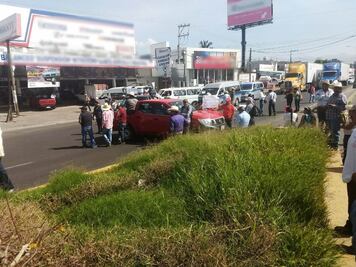Manifestantes bloquean carretera por inseguridad en Morelos