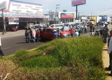 Manifestantes bloquean carretera por inseguridad en Morelos