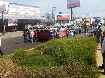 Manifestantes bloquean carretera por inseguridad en Morelos