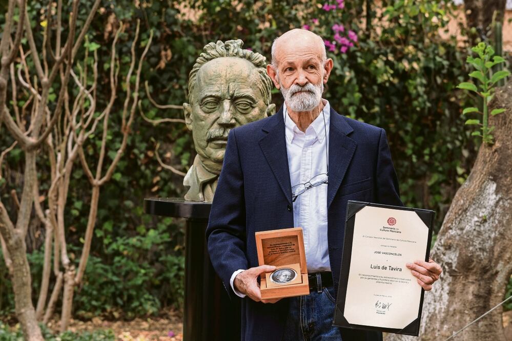 Luis de Tavira muestra su medalla y reconocimiento. Foto: de Gabriel Pano El Universal