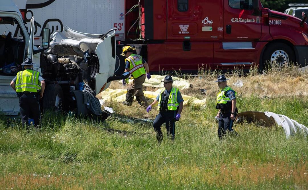 Policías estatales y bomberos trabajan en la zona donde hubo una carambola, este jueves, en la Interestatal 5, en Albany, Oregon. Foto: AP