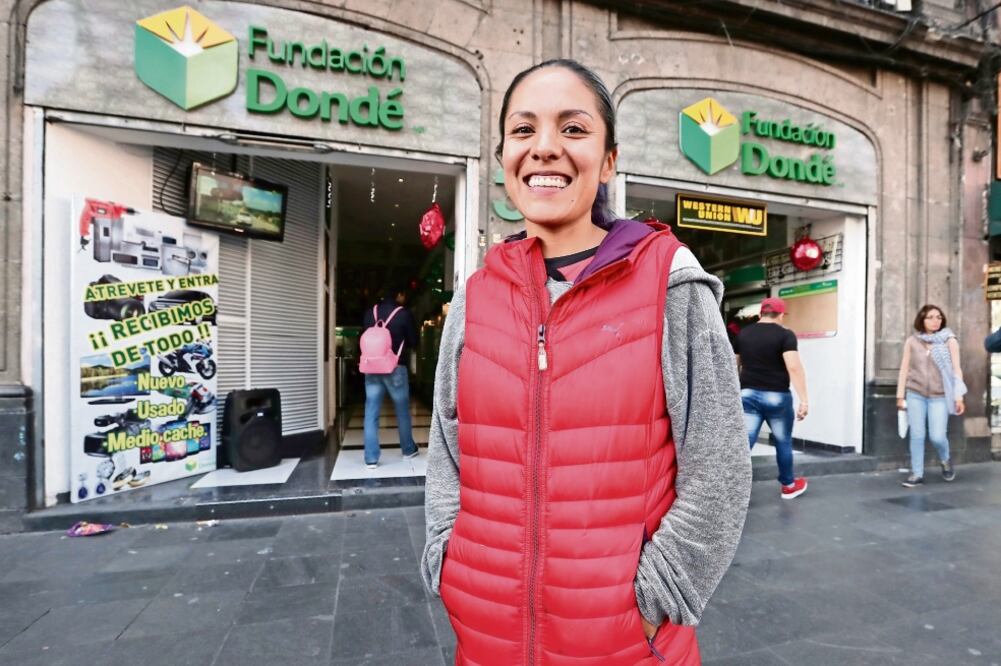 Beatriz es diseñadora gráfica y maquillista independiente, por lo que empeña sus joyas y alhajas cuando está a punto de iniciar un proyecto. 