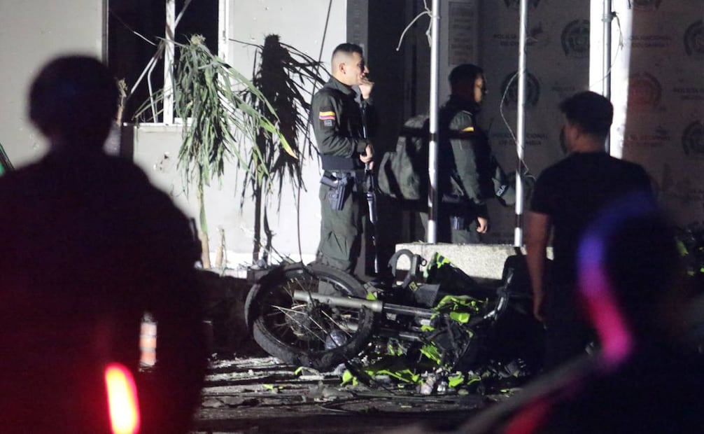 Policías e investigadores inspeccionan la estación de policía luego de que un coche bomba fuera detonado la noche de este martes en Los Patios (Colombia). El atentado dejó en llamas la estación policial y provocó el pánico entre los habitantes del sector, según constató EFE en la zona, que quedó sin luz tras el ataque. Foto: EFE