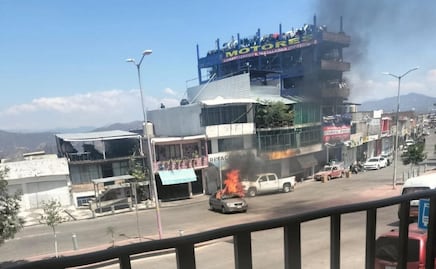 Enfrentamientos dejan vehículos y una tienda de conveniencia incendiados en Zitácuaro, Michoacán; realizan bloqueos