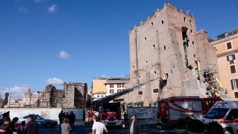 Colapsa torre medieval en Roma; intentan rescatar a trabajador atrapado