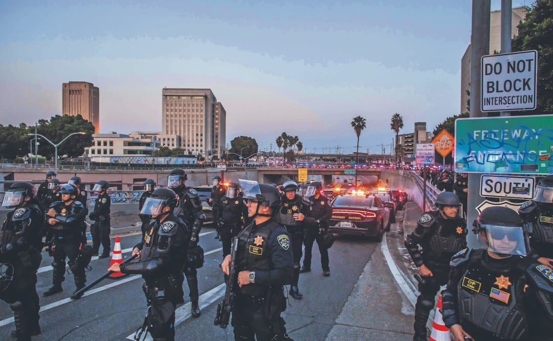 La Patrulla de Caminos de California cerró los puentes y el acceso a la autopista 101, tras la entrada en vigor del toque de queda luego de días de protestas en respuesta a las operaciones federales de inmigración en Los Ángeles. Foto: de APU GOMES. AFP