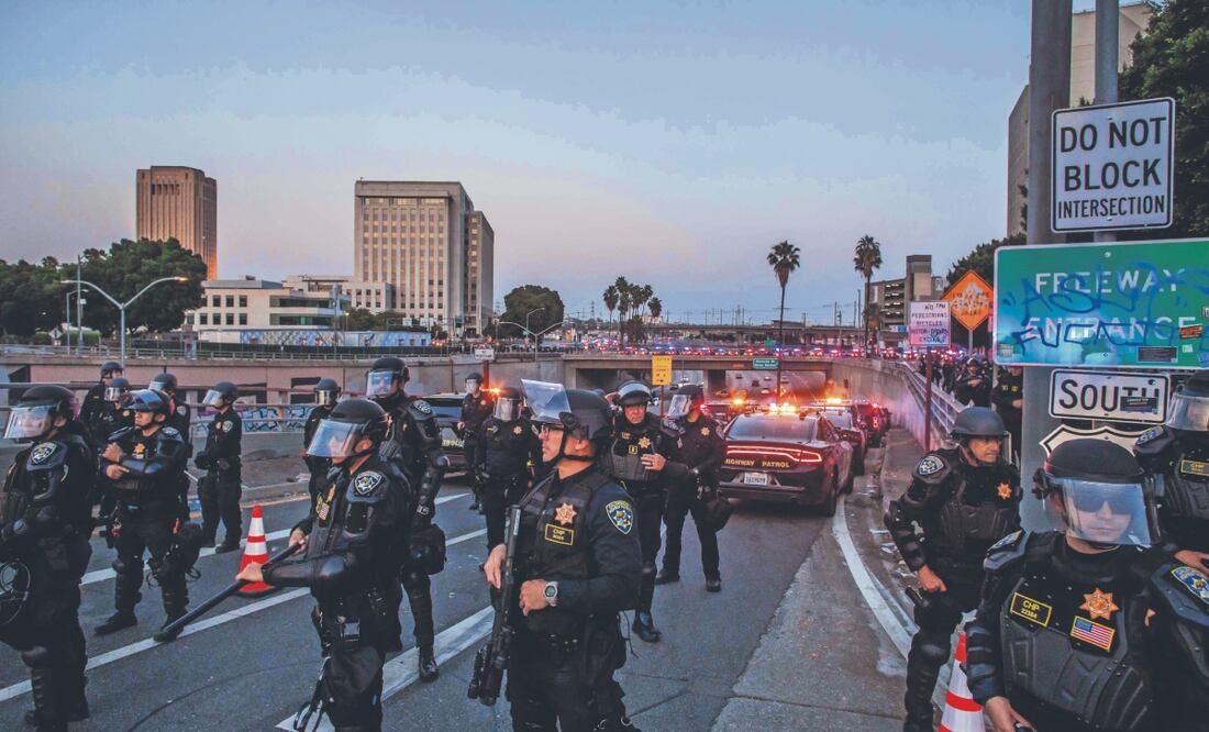 La Patrulla de Caminos de California cerró los puentes y el acceso a la autopista 101, tras la entrada en vigor del toque de queda luego de días de protestas en respuesta a las operaciones federales de inmigración en Los Ángeles. Foto: de APU GOMES. AFP