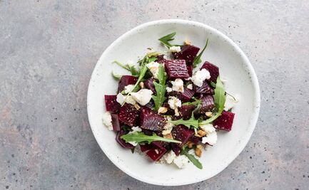 Prepara una ensalada navideña de betabel con queso feta