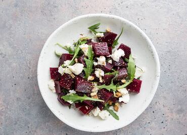 Prepara una ensalada navideña de betabel con queso feta