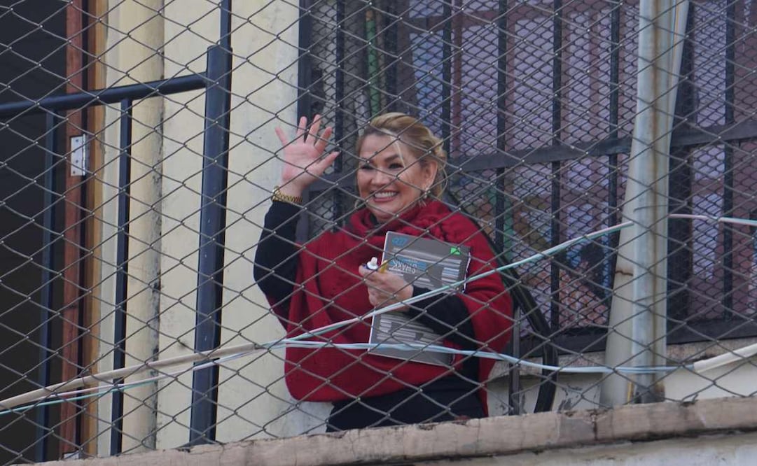 Fotografía de archivo del 04 de abril de 2025 que muestra a la expresidenta interina de Bolivia Jeanine Áñez, saludando en el Centro de Orientación Femenina de Miraflores, en La Paz (Bolivia). Foto: EFE