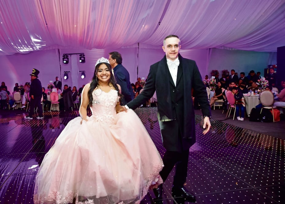 En fiesta comunitaria, un grupo de 25 jóvenes celebran sus XV años donde además se tomaron una fotografía en el parque La Mexicana. Foto: Germán Espinosa / EL UNIVERSAL