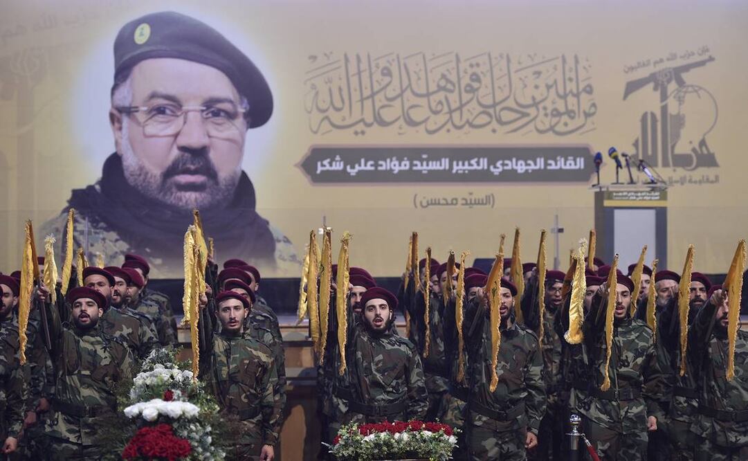 Combatientes de Hezbolá se reúnen antes de la procesión fúnebre del difunto comandante. Foto: EFE