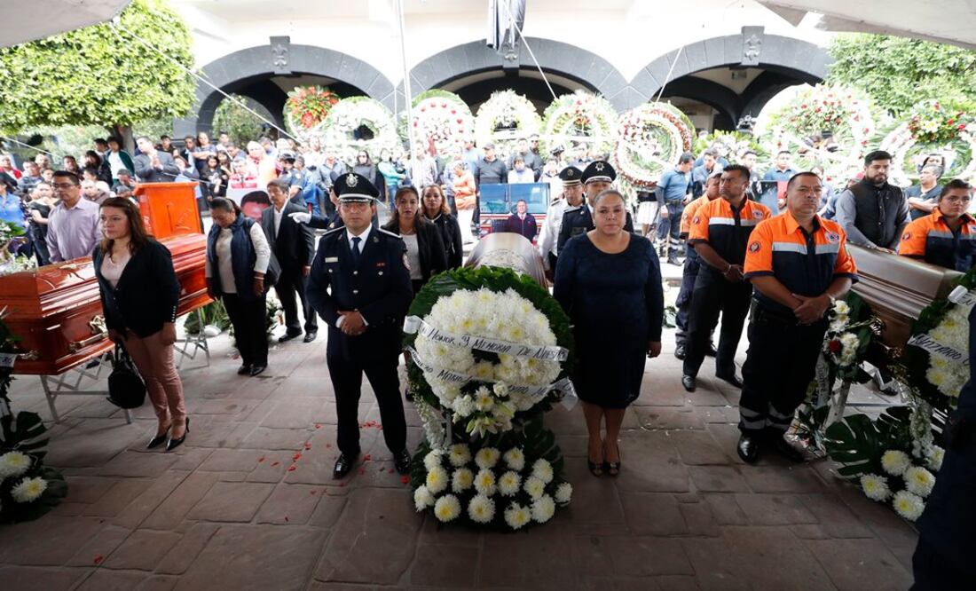 Autoridades municipales rindieron homenaje a tres bomberos de la localidad, quienes murieron al atender la emergencia. Foto: Irvin Olivares / EL UNIVERSAL