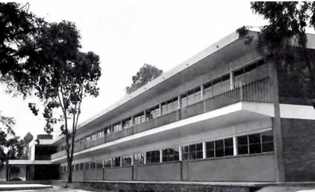 Fachada noroeste de la Escuela Primaria El Pípila, calle Electrificación, Daniel Garza, Miguel Hidalgo, año de 1951. Arquitecto Pedro Ramírez Vázquez.