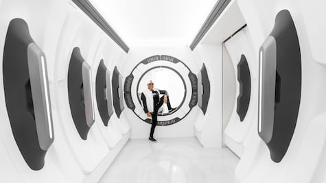 El garaje de 30 millones de dólares de este multimillonario parece de película de ciencia ficción