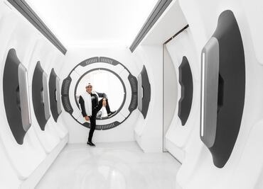 El garaje de 30 millones de dólares de este multimillonario parece de película de ciencia ficción