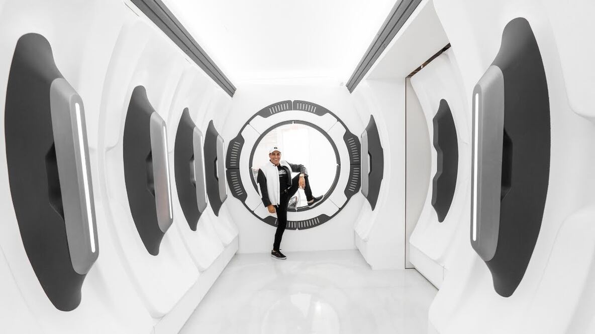 El garaje de 30 millones de dólares de este multimillonario parece de película de ciencia ficción