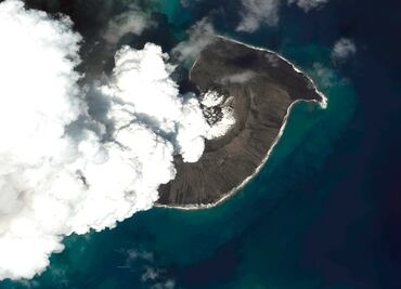 Tonga despeja pista de aterrizaje para recibir vuelos de ayuda tras erupción