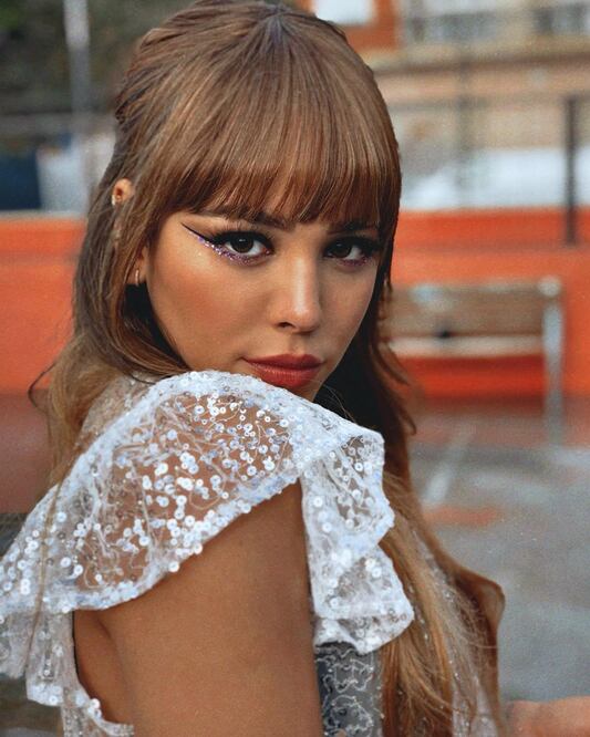 Delineados intensos, glitter y strass caracterizan los mejores beauty looks de Danna Paola. Foto: Instagram
