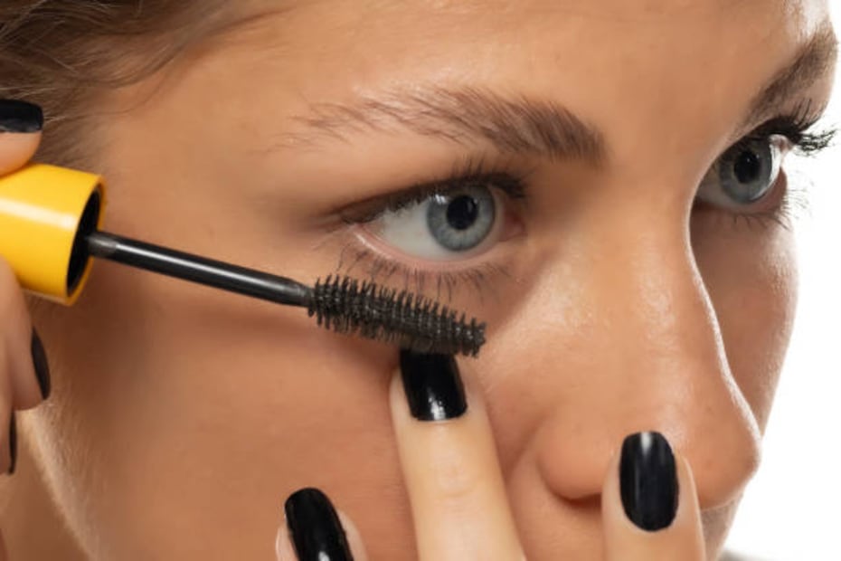 Algunas personas optan por maquillarse las pestañas naturales o más cargadas. Foto: Unsplash