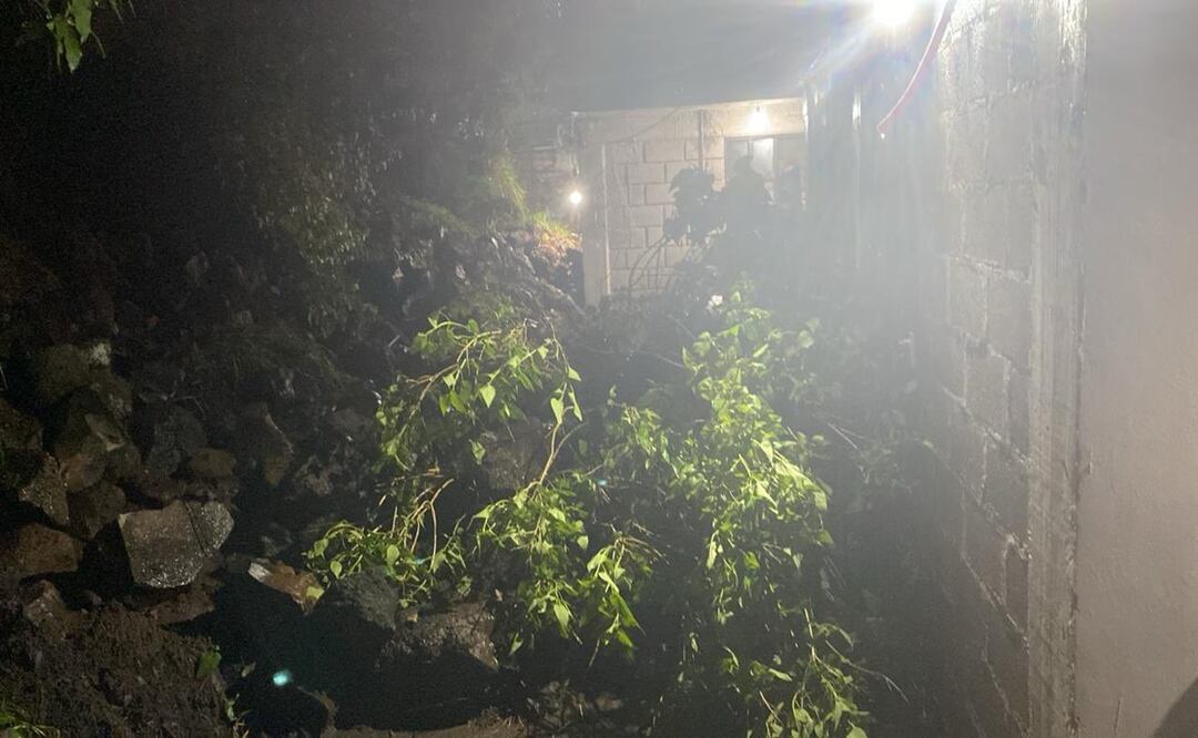 Autoridades rescatan a familia atrapada en Tlalpan tras caída de barda por fuertes lluvias. Foto: Redes sociales