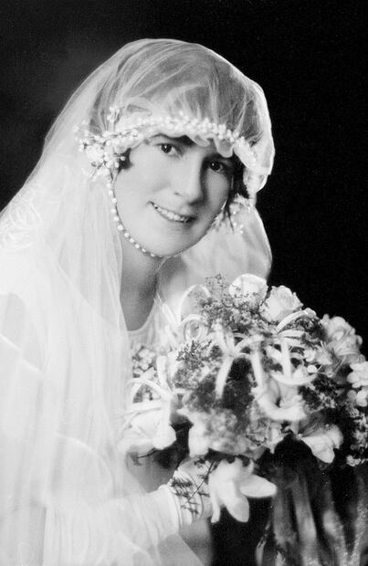 La moda nupcial tuvo cambios drásticos a lo largo de la historia, sobre todo vestidos y arreglos florales. De pasar a modelos enormes a caídas sencillas, los atuendos de boda son evidencia innegable de su época. Foto: Australian National Maritime Museum/Wikimedia Commons.