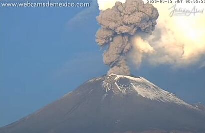 VIDEO: El Popocatépetl arranca este martes con una gran explosión y fumarola