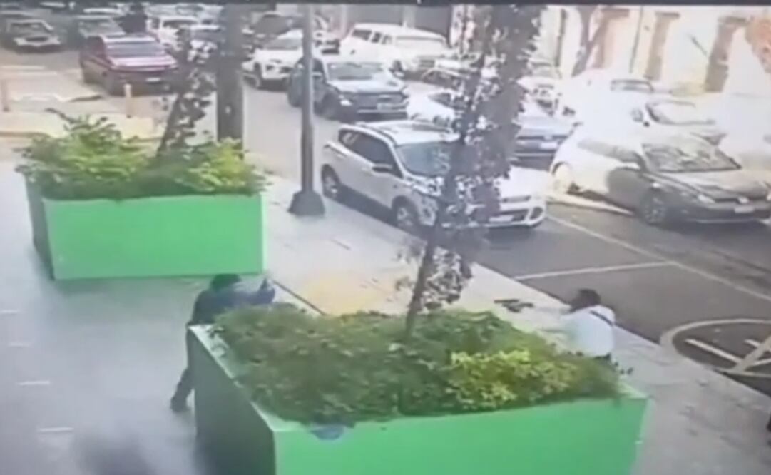 Fiscalía de CDMX analiza varios videos del atentado contra el abogado David Cohen.
Foto: Especial.