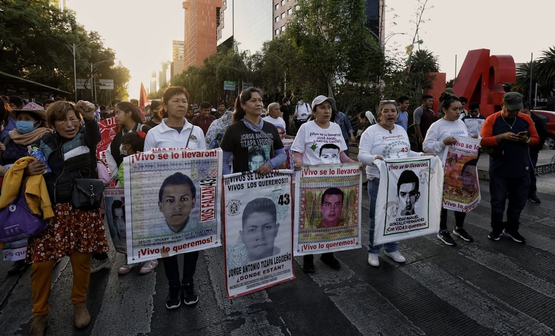 Familiares de los 43 normalistas de Ayotzinapa marchan en la CDMX. Foto: Fernanda Rojas/ EL UNIVERSAL