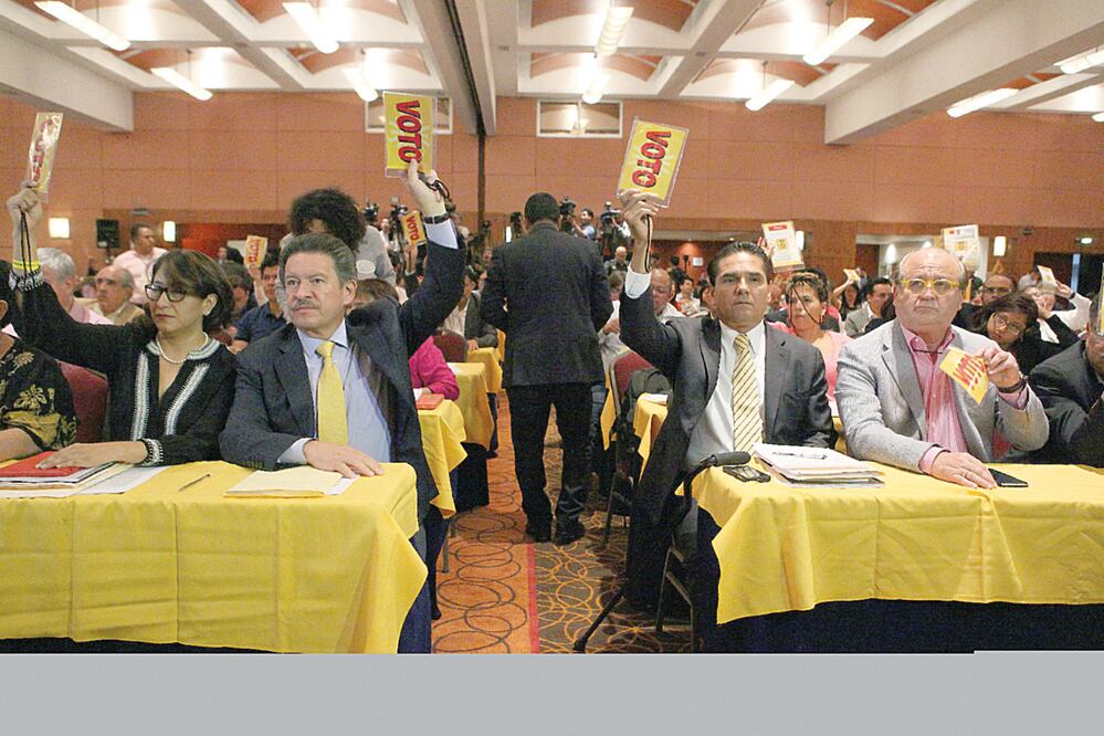 Integrantes del 5o. Pleno Extraordinario del 9o. Consejo Nacional del PRD discutían anoche avalar la propuesta de Carlos Navarrete y el CEN (LUCÍA GODÍNEZ. EL UNIVERSAL)