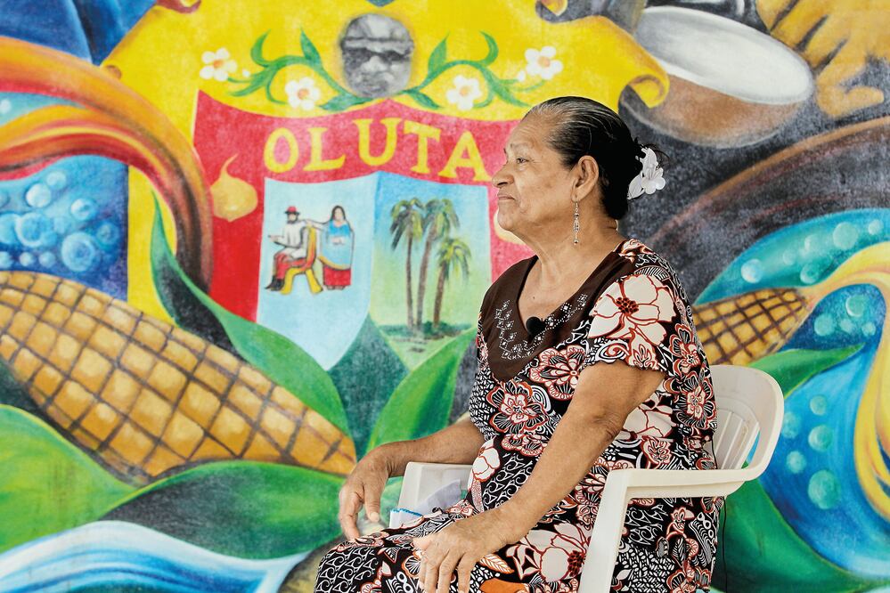 Una aprendiz de oluteco posa frente al mural del centro de Oluta, Veracruz, que narra la historia de La Malinche, nacida en esta comunidad. (FOTO: GERMÁN GARCÍA. EL UNIVERSAL)