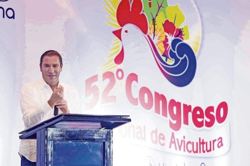 El gobernador de Puebla, Rafael Moreno Valle, asistió al 52 Congreso Nacional de Apicultura, celebrado en Oaxaca. (FOTO: ESPECIAL)